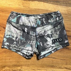 FLEO forest skulls shorts sz Small